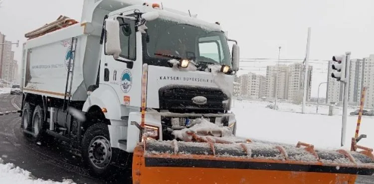 BÜYÜKŞEHİR, MEVSİMİN İLK KARINDA 340 PERSONEL VE 130 ARAÇ İLE GÖREV BAŞINDA