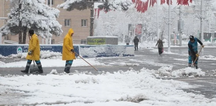Kayseri kent merkezi, beyaz örtüyle kaplandı