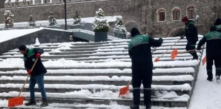 KAYSERİ BÜYÜKŞEHİR’DEN KALDIRIM VE PARKLARDA YOĞUN MESAİ