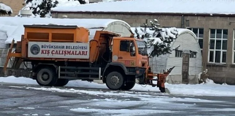 BÜYÜKŞEHİR, EĞİTİM YUVASI OKULLARIN BAHÇESİNİ DE KARDAN ARINDIRDI