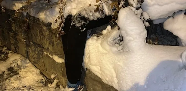 Kadın cinayeti ihbarına giden polis, kar altında kalmış cansız mankenle karşılaştı