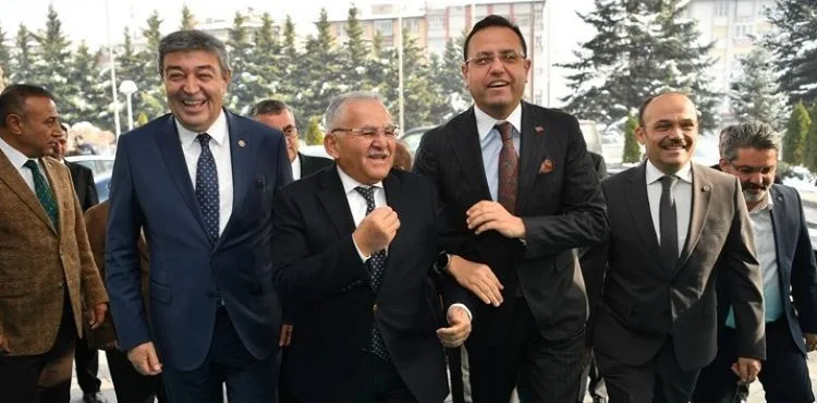 BAKAN YARDIMCISI GİZLİGİDER’DEN BAŞKAN BÜYÜKKILIÇ’A “TARIM YATIRIMLARI” ÖVGÜSÜ