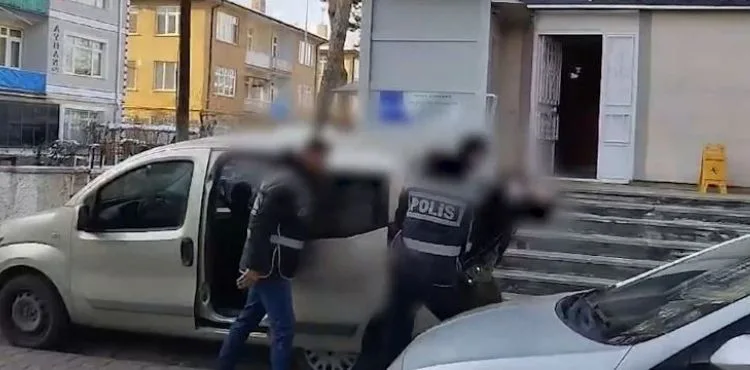 Polis aracına çarpıp kaçan cinsel istismar hükümlüsü yakalandı
