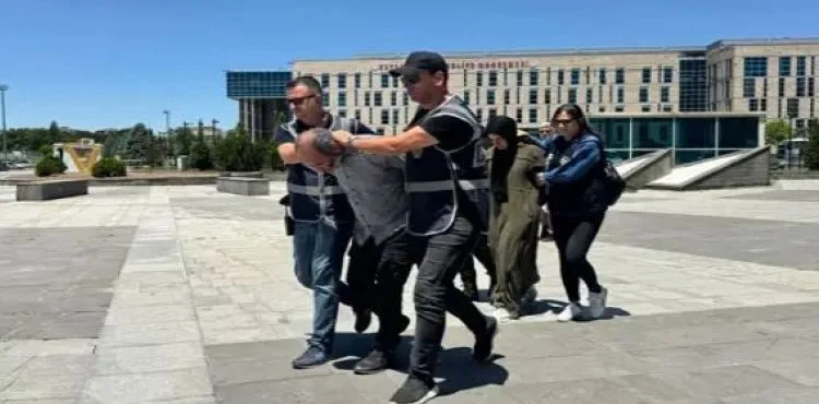 Atatürk Anıtı'na baltayla saldıran dayı ile yeğenin hapis cezası onandı