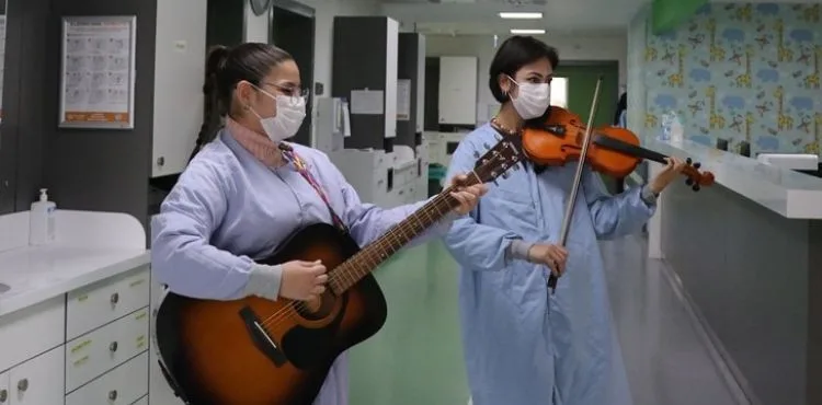 KAYSERİ Lösemili çocuklar, üniversiteli gönüllülerin müzik dinletisi ile moral buluyor
