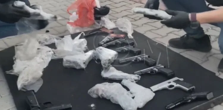Kayseri'de otomobilin bagajında 20 adet tabanca ele geçirildi; 1 gözaltı
