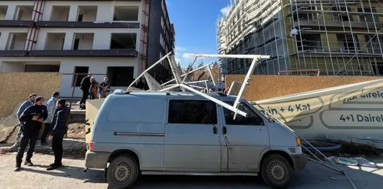 Kayseri'de inşaatta iskele çöktü; 1'i ağır 3 yaralı