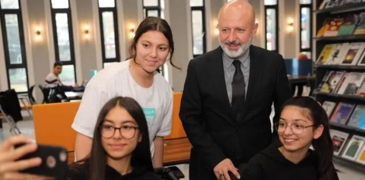 HAYALİNİ KÜTÜPHANEDE GERÇEKLEŞTİREN YİĞİTHAL, BAŞKAN ÇOLAKBAYRAKDAR’A TEŞEKKÜR ETTİ