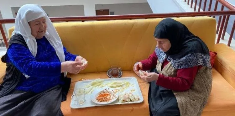 BÜYÜKŞEHİR HUZUREVİ’NDE KEYİFLİ GÜNLER: LAHANA SARIP, MANTI SIKTILAR