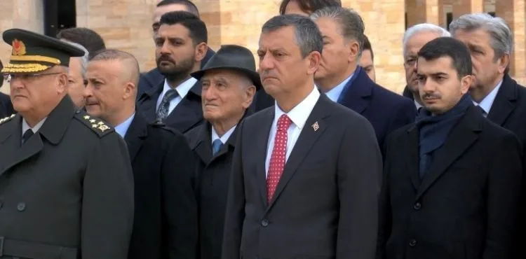 İsmet İnönü, mezarı başında anıldı