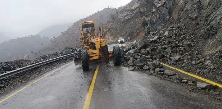 KAPUZBAŞI YOLU'NDAKİ HEYELANA BÜYÜKŞEHİR'DEN HIZLI MÜDAHALE