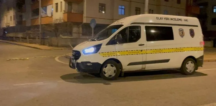 Parktaki kameriyede çay içen arkadaşlar arasında bıçaklı kavga; 1 yaralı