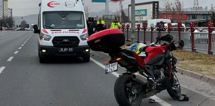 Bariyerlerden atlayıp yolun karşısına geçerken motosiklet çarptı; 2 yaralı