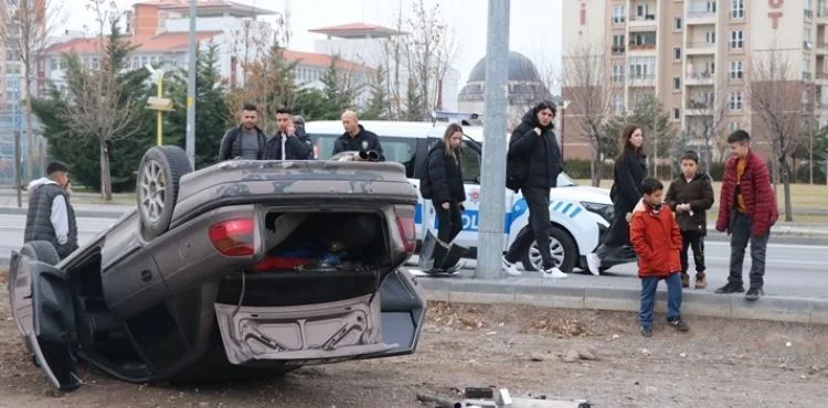 Kayseri'de devrilen otomobildeki 3 kişi yaralandı