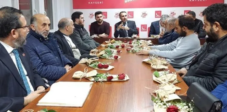 Saadet Partisi'nden Aile Değerlerine Vurgu: Eşlere Çiçek Sürprizi