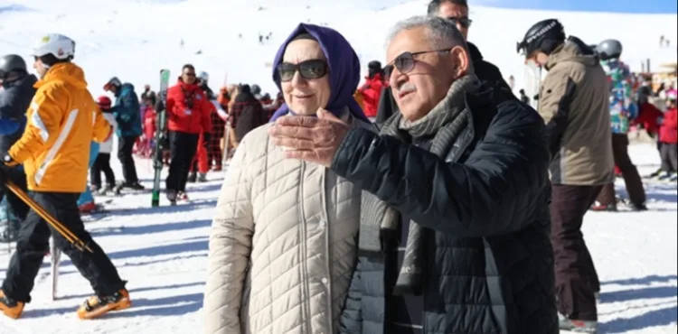 ERCİYES’TE KAYAK TUTKUNLARI İLE BULUŞAN BÜYÜKKILIÇ: “3 MİLYONUN ÜZERİNDE MİSAFİRİ BEKLİYORUZ”