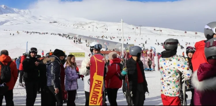 Erciyes Kayak Merkezi'nde hafta sonu yoğunluğu