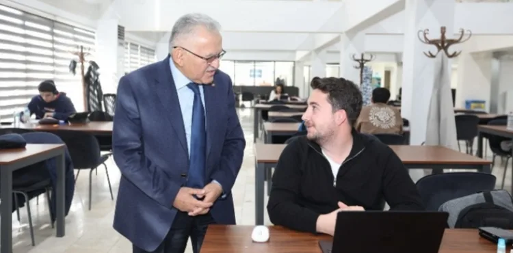 ERKİLET KÜTÜPHANESİ’NDE GENÇLERLE BULUŞAN BAŞKAN BÜYÜKKILIÇ’TAN “EĞİTİM” VURGUSU
