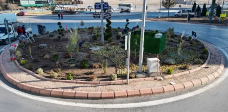 MELİKGAZİ’DE KURU PEYZAJ İLE İLÇE RENKLENİRKEN TASARRUF DA SAĞLANIYOR