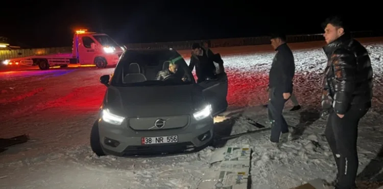 Drift için cipiyle çıktığı Erciyes'te piste saplandı