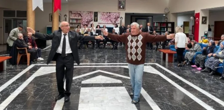 BÜYÜKŞEHİR’İN HUZUREVİ SAKİNLERİNE NOSTALJİK MÜZİK ZİYAFETİ