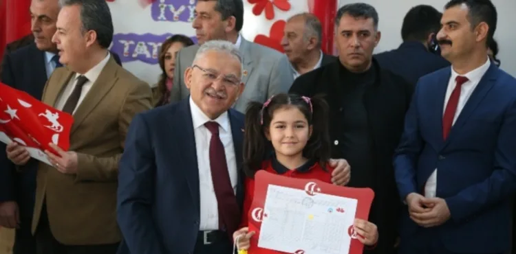 GENÇ DOSTU BAŞKAN BÜYÜKKILIÇ, KARNE HEYECANI YAŞAYACAK 320 BİN ÖĞRENCİYİ TEBRİK ETTİ