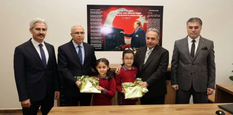 BAŞKAN YALÇIN ÖĞRENCİLERİN KARNE SEVİNCİNDE