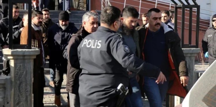 KAYSERİ’de 7 yaşındaki oğlunu vurup kendini eve kilitledi