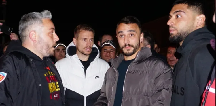 Kayserispor taraftarı kulüp tesislerinde futbolculara tepki gösterdi