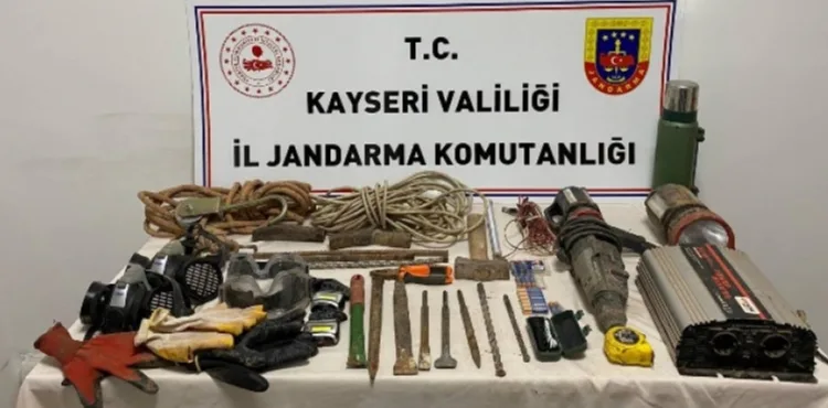 Sit alanı tümülüste define arayan 4 kişi yakalandı