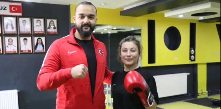 Asansör kazasında 3 parmağını kaybeden Leylanur'un hedefi muaythaide milli takıma seçilmek