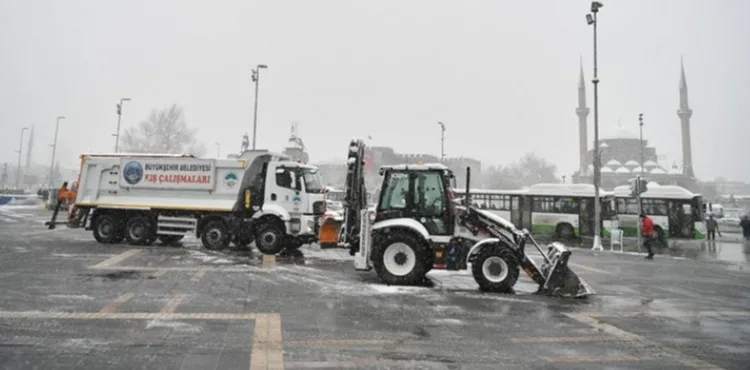 BÜYÜKŞEHİR’DEN PARK VE KALDIRIMLARDA "KAR" TEMİZLİĞİ
