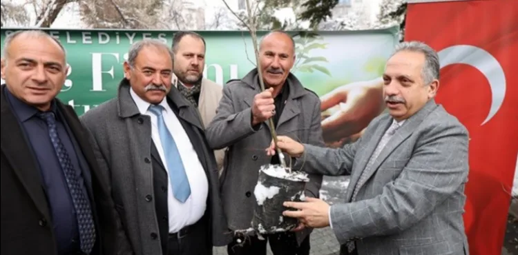 BAŞKAN YALÇIN'DAN MUHTARLARA KESTANE FİDANI