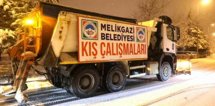 BAŞKAN PALANCIOĞLU, KARLA MÜCADELE İÇİN GECE GÜNDÜZ SAHADA