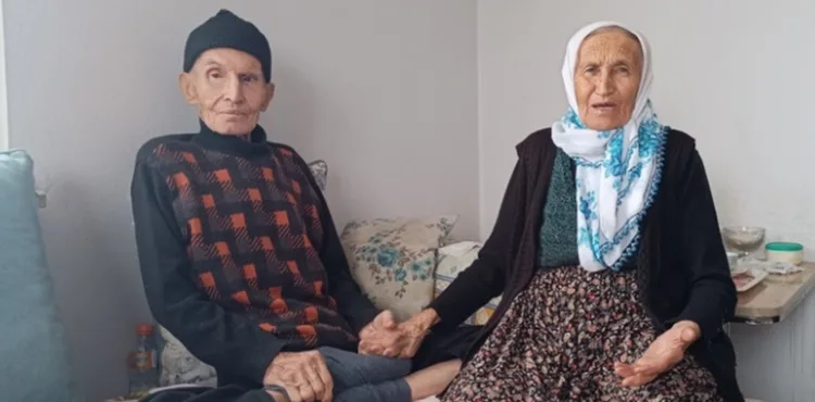 Belden aşağısı felç kocasına 60 yıldır sevgiyle bakıyor