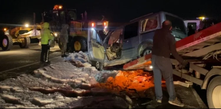 Kayseri'de iş makinesi ile hafif ticari araç çarpıştı: 2 ağır yaralı