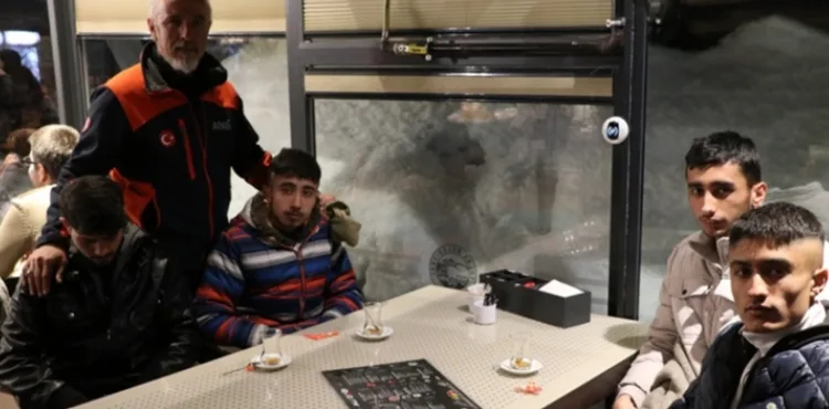 Ali Dağı'nın zirvesinde mahsur kalan 4 genç, 2 saatte kurtarıldı