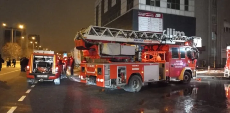 Mobilya mağazasının deposunda çıkan yangında, bitişikteki hafızlık okulunun 5 öğrencisi dumandan etkilendi