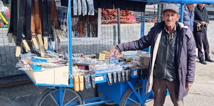 Seyyar tezgahında 40 yıldır çakmak tamir ediyor