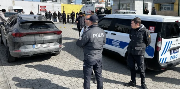 Okul önünde tabancayla eski eşini öldürüp, intihar etti