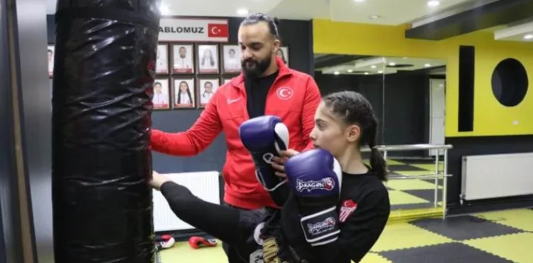 Babasının zoruyla başladığı muaythaide şampiyon oldu