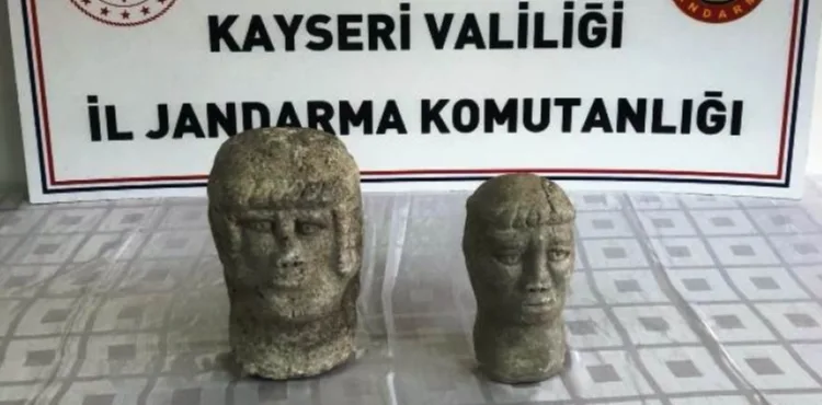 Kayseri'de Roma ve Bizans dönemine ait olduğu değerlendirilen 2 heykel ele geçirildi