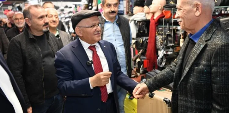 BAŞKAN BÜYÜKKILIÇ’TAN CUMHURİYET MEYDANI VE YERALTI ÇARŞISI'NDA SICAK VE SAMİMİ BULUŞMA