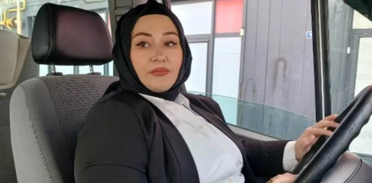 Babasını örnek alan 2 çocuk annesi, servis şoförlüğü yapıyor