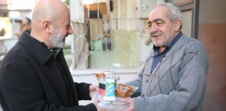 BAŞKAN ÇOLAKBAYRAKDAR, BÜYÜKLERİN GÖNLÜNÜ KAZANIYOR, HAYIR DUALARINI ALIYOR