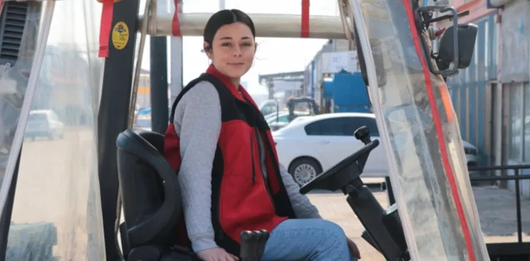 Ağabeyine özenen Melike, forklift servisinde çıraklık yapıyor