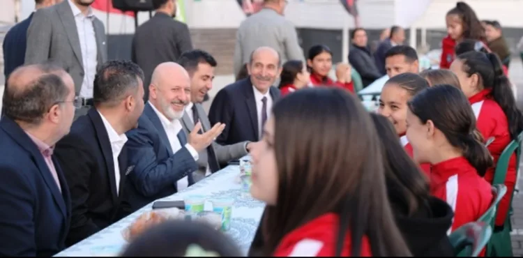 BAŞKAN ÇOLAKBAYRAKDAR, GAZİOĞLU ORTAOKULU ÖĞRENCİLERİYLE İFTAR SOFRASINDA BİR ARAYA GELDİ