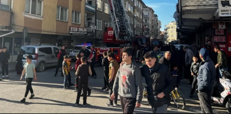 Evini ateşe verdi