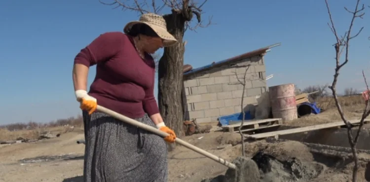 Kocasının düşmesi ile başladığı inşaat işçiliğinde usta oldu