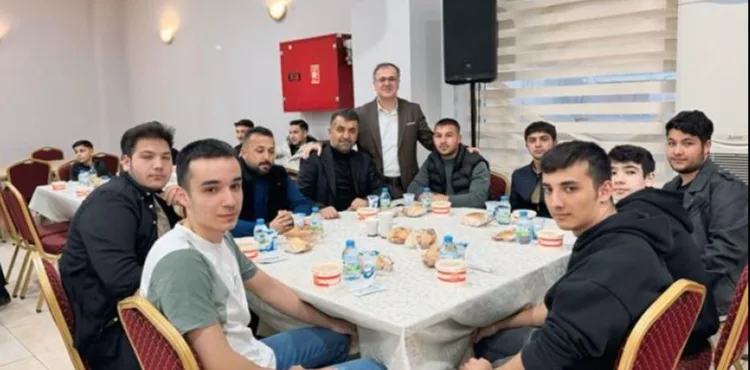 BAŞKAN ÖZDOĞAN, GENÇLER İLE İFTARDA BAŞ BAŞA